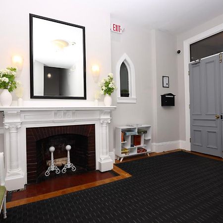 Stylish Studio On Newbury Street, #10 Бостън Екстериор снимка