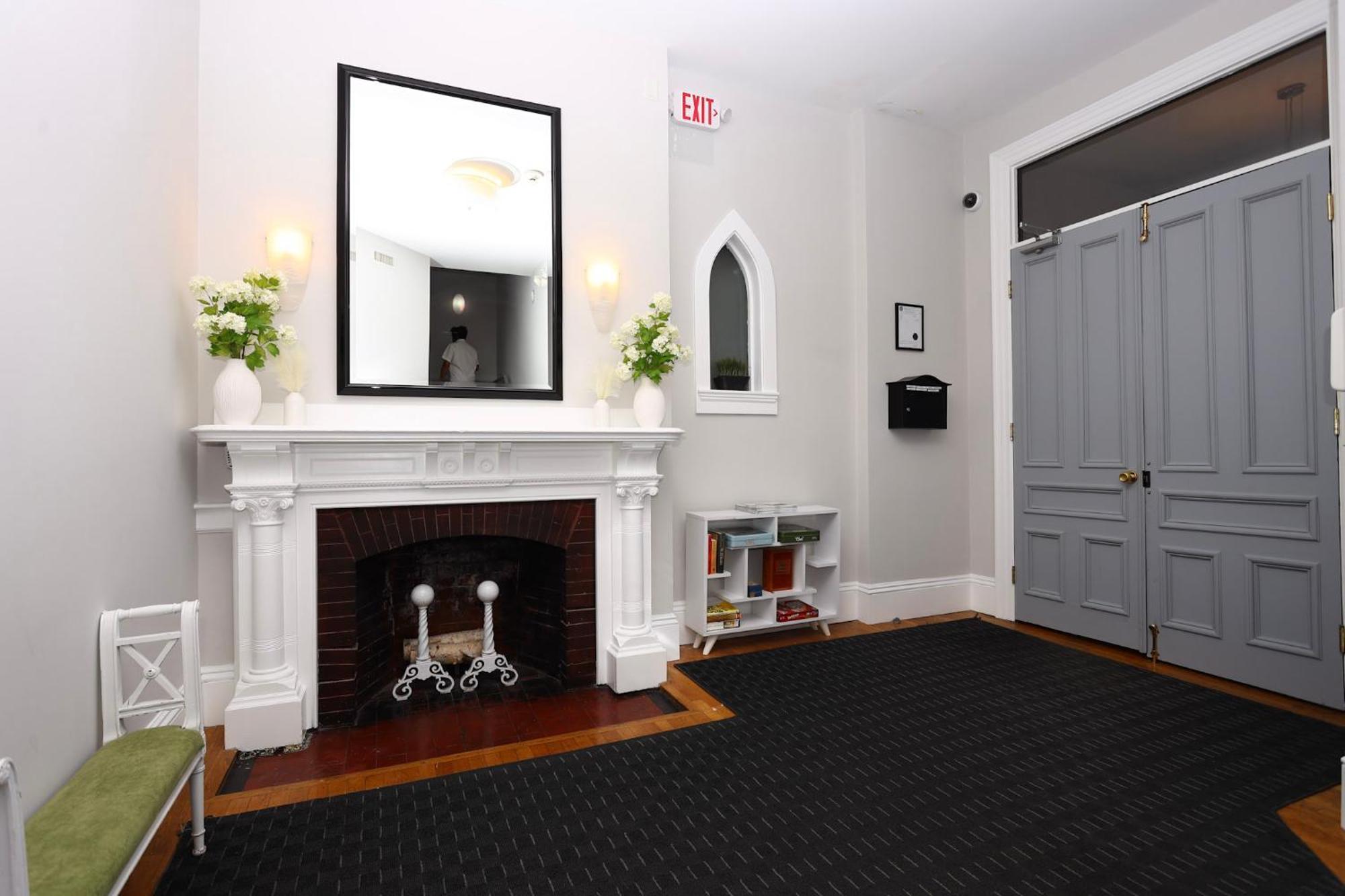 Stylish Studio On Newbury Street, #10 Бостън Екстериор снимка