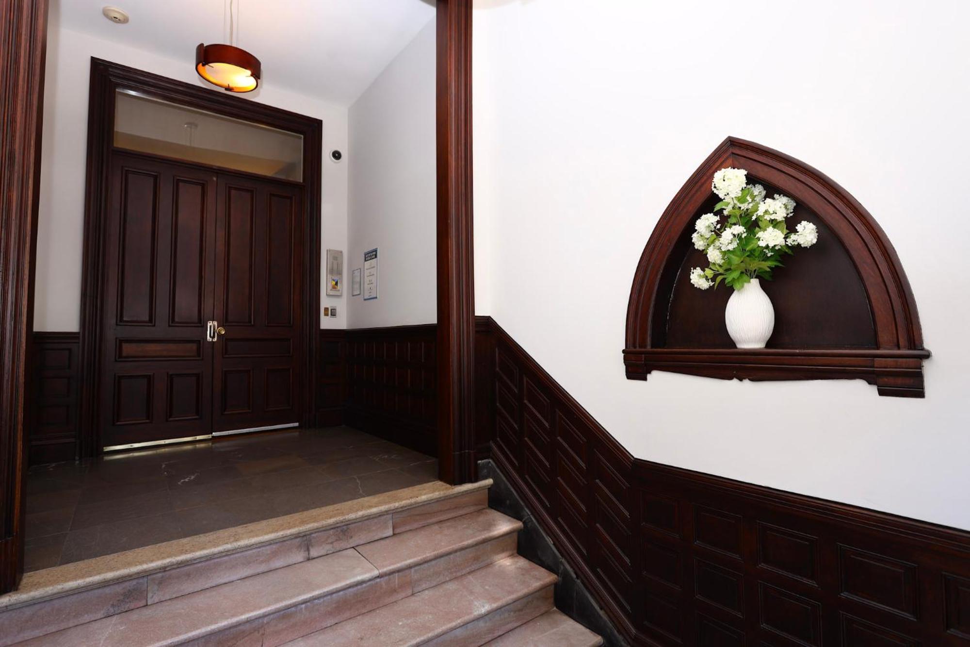 Stylish Studio On Newbury Street, #10 Бостън Екстериор снимка