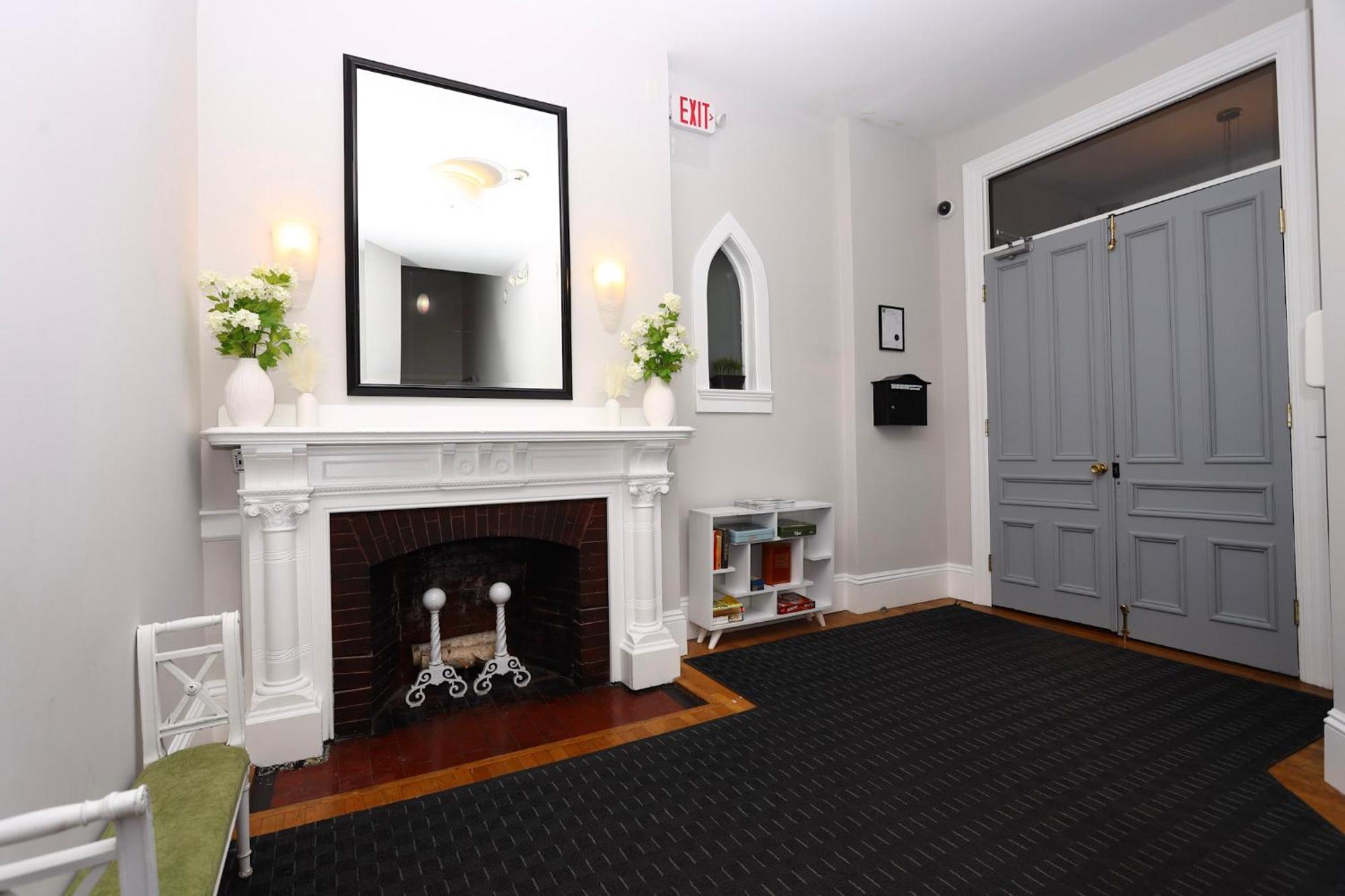 Stylish Studio On Newbury Street, #10 Бостън Екстериор снимка