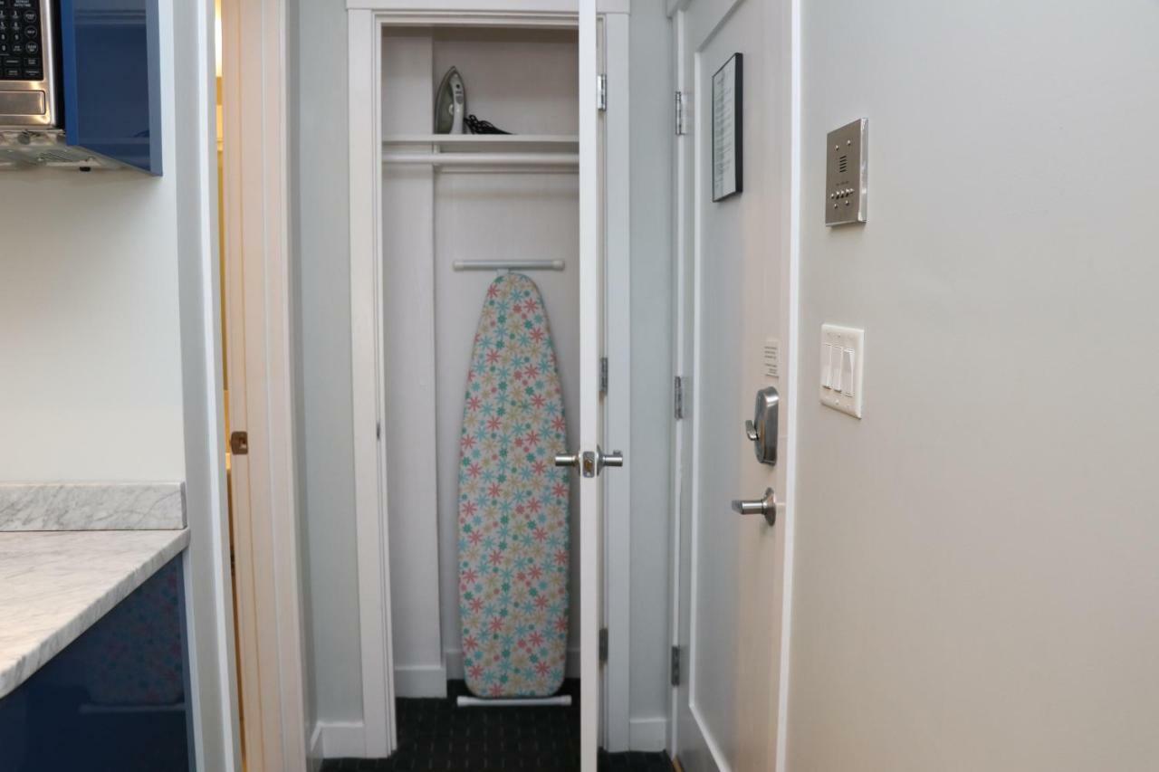Stylish Studio On Newbury Street, #10 Бостън Екстериор снимка